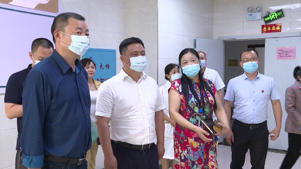 区领导走访慰问在岗护士