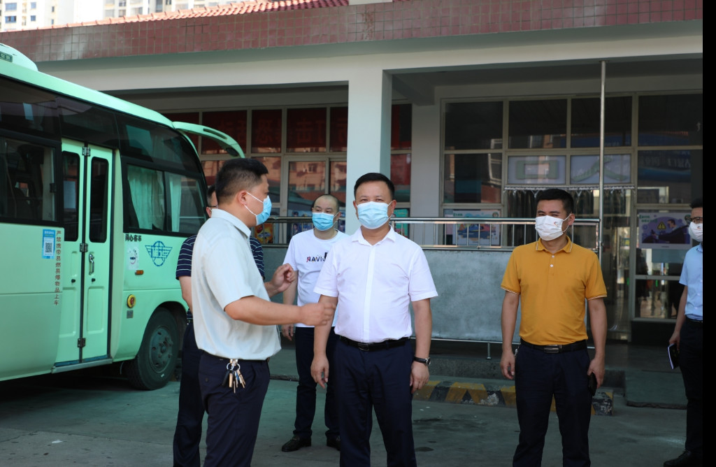 李晓彤暗访督查疫情防控工作