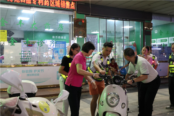 开展夜间治安巡逻