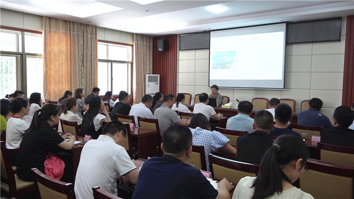 区领导为科干班学员授课