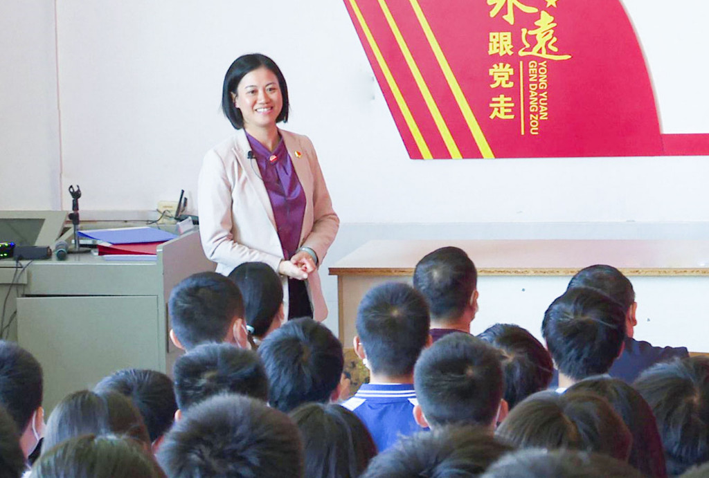 赖晓智走进区第一中学