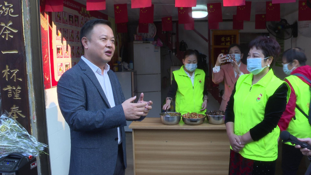 李晓彤看望慰问环卫工人并调研志愿服务工作