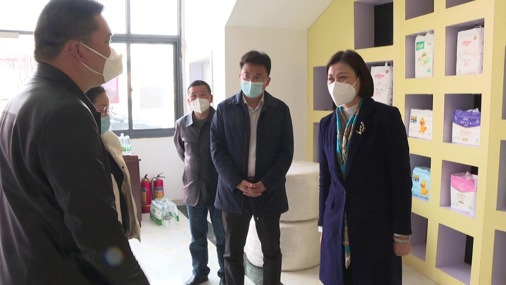 赖晓智走访慰问困难群体及企业