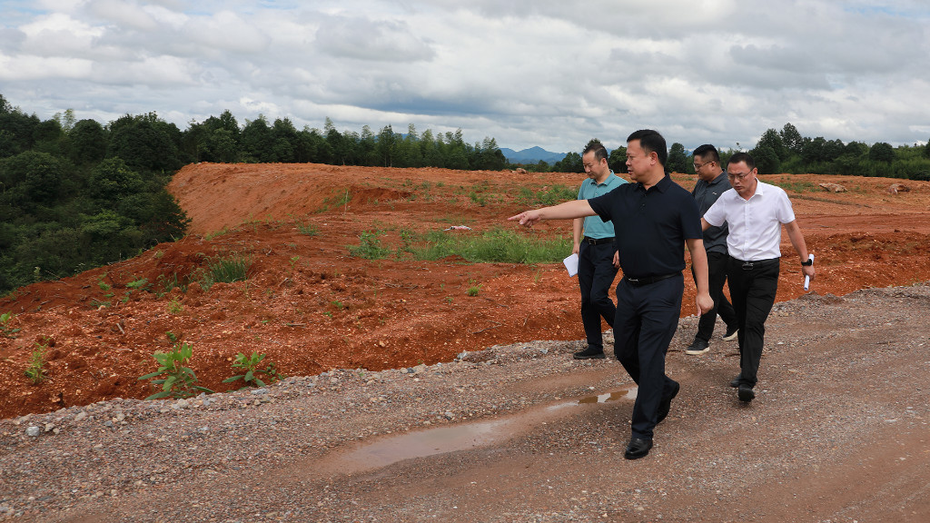 李晓彤调研因项目建设损毁农田及水系问题整改工作