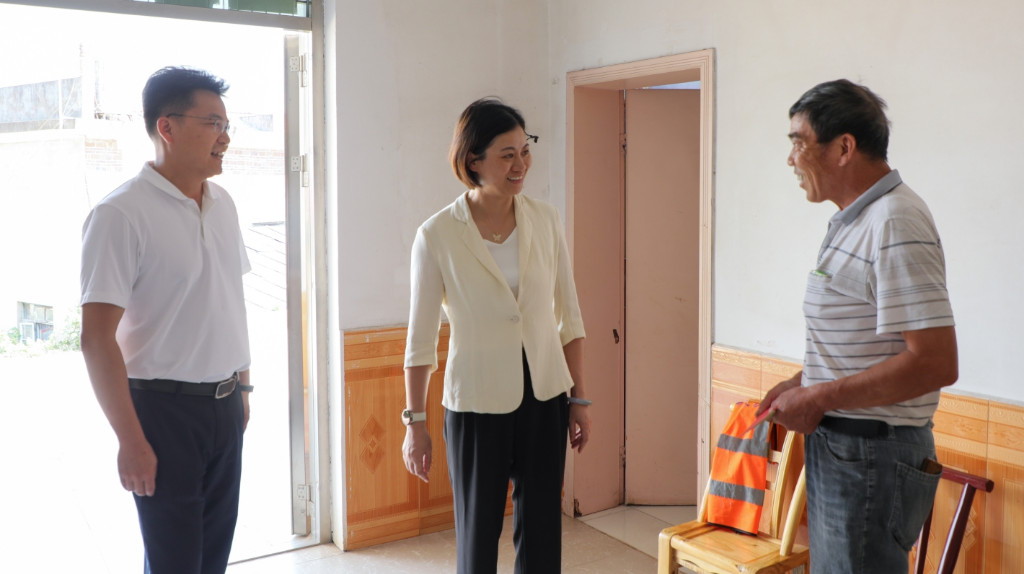 赖晓智前往南洲镇走访慰问生活困难老党员代表