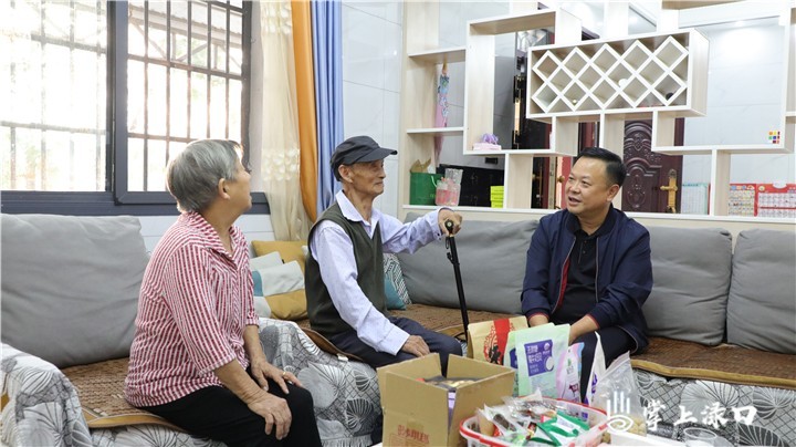 慰问高龄老人图1