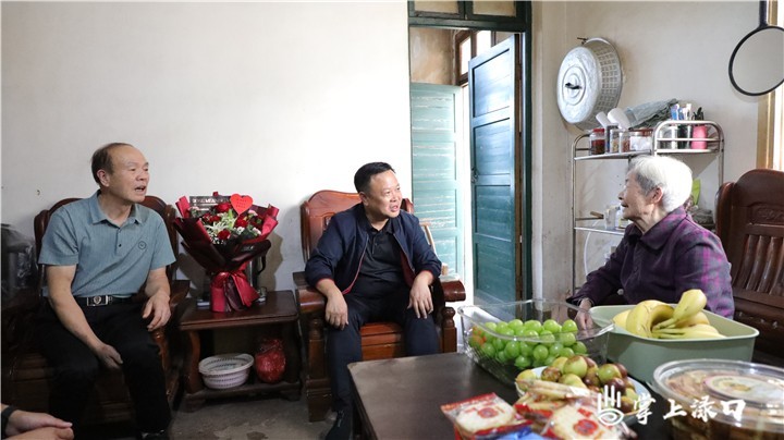 慰问高龄老人图2