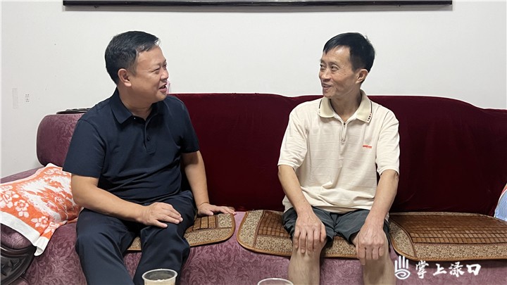 李晓彤走访慰问老党员干部图